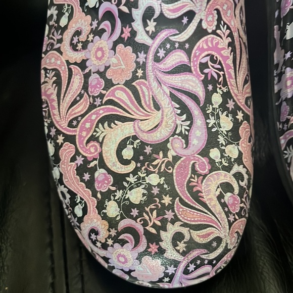 Size 7W Like new condition. Nursing Crocs Size 7W - Picture 2 of 7